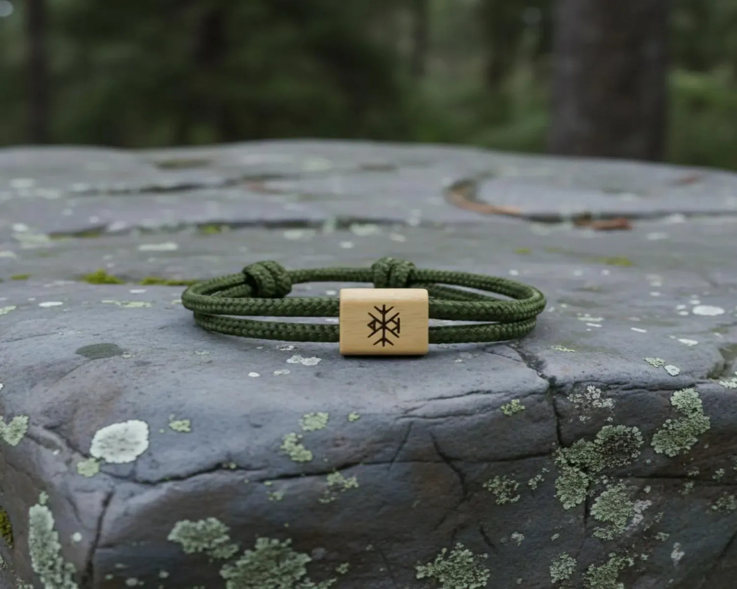 Bracelet Nordique en Bois de cerisier gravé – Symboles Vikings
