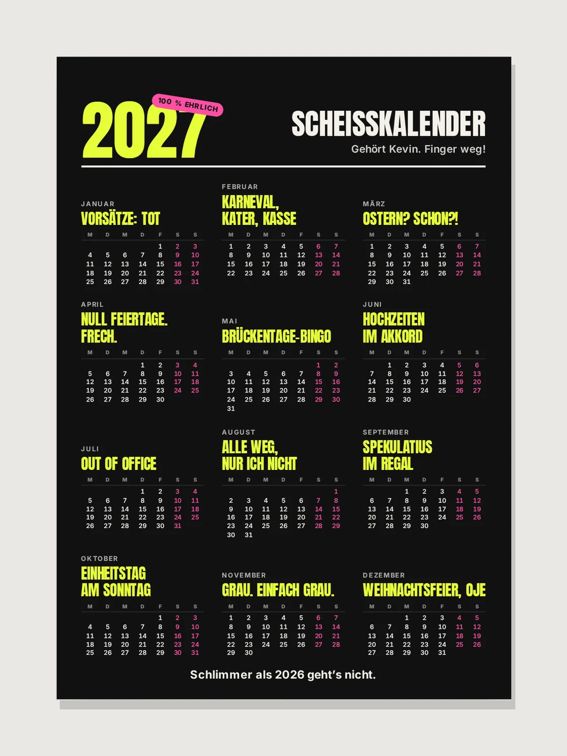 Poster „Scheisskalender 2027“ auf schwarzem Grund mit neongelber Schrift und rosa Stempel „100 % ehrlich“, darunter „Gehört Kevin. Finger weg!“ und zwölf umbenannte Monate, von „Vorsätze: tot“ im Januar bis „Weihnachtsfeier, oje“ im Dezember