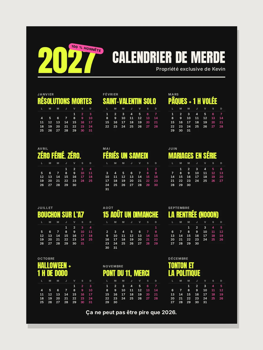 Affiche calendrier de merde 2027 sur fond noir, lettres jaune fluo : « Résolutions mortes » en janvier, « Fériés un samedi » en mai, « Tonton et la politique » en décembre, sous le titre « Propriété exclusive de Kevin »