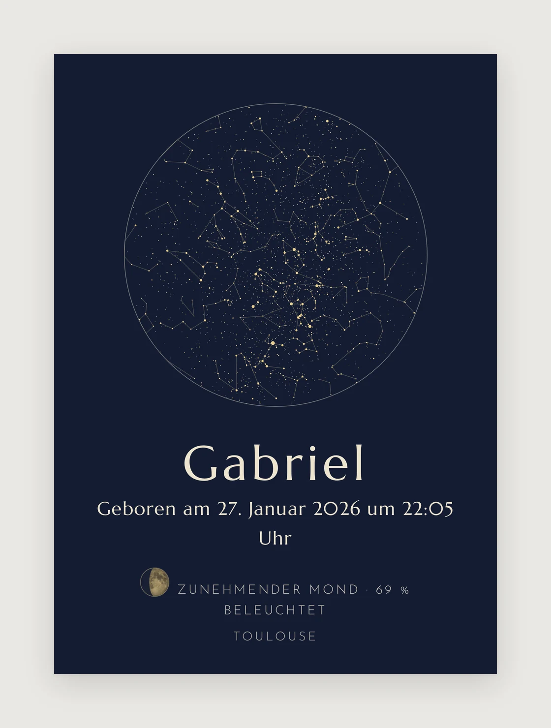 Geburtsposter Sternenhimmel in Mitternachtsblau: die Scheibe der Sternbilder über Toulouse, der Name „Gabriel“, Datum, Uhrzeit sowie der fotografierte Mond mit Phase und Beleuchtung