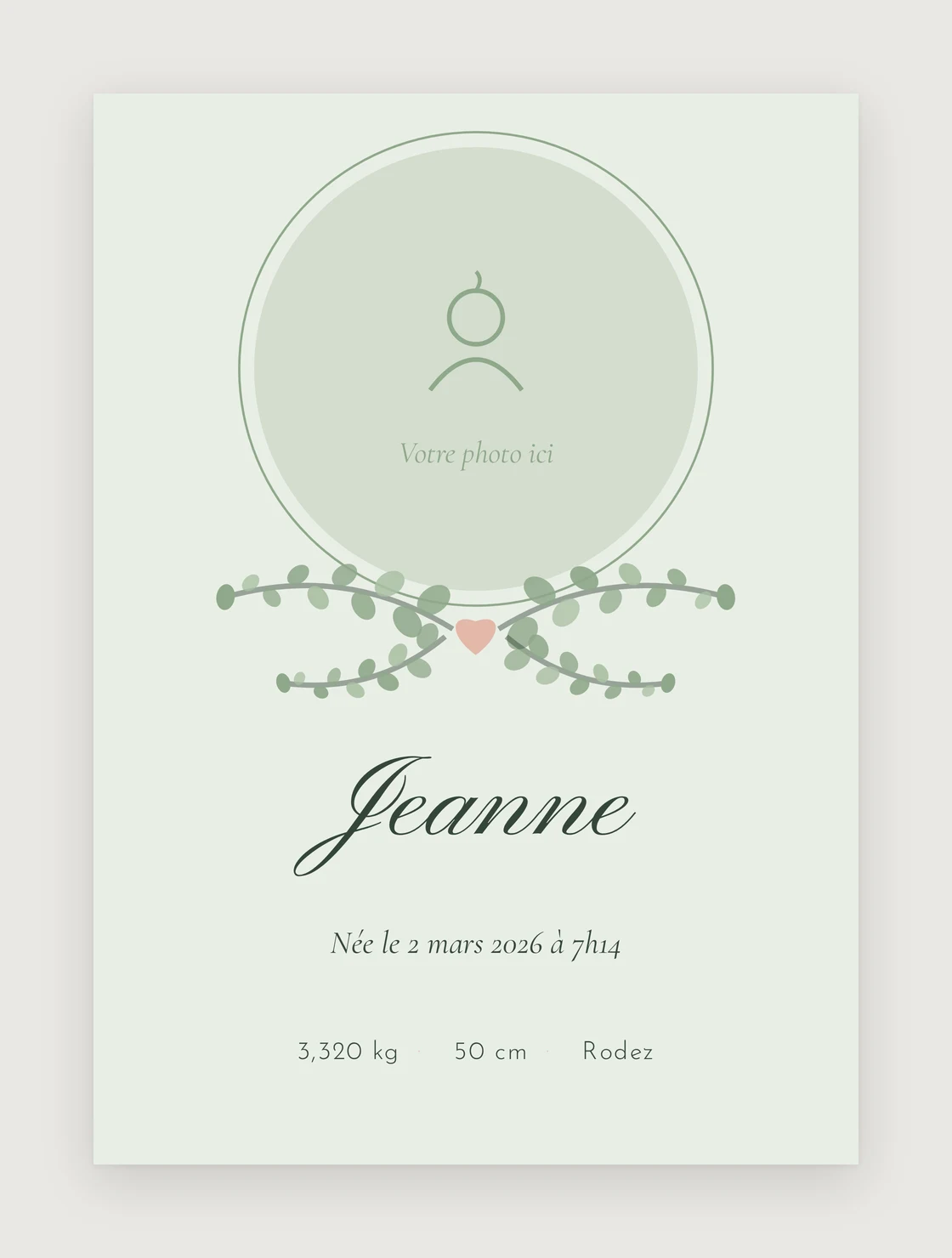 Affiche de naissance modèle portrait, palette sauge : un médaillon rond encore vide portant la mention « Votre photo ici », et dessous le prénom « Jeanne », la date, l’heure, le poids, la taille et le lieu