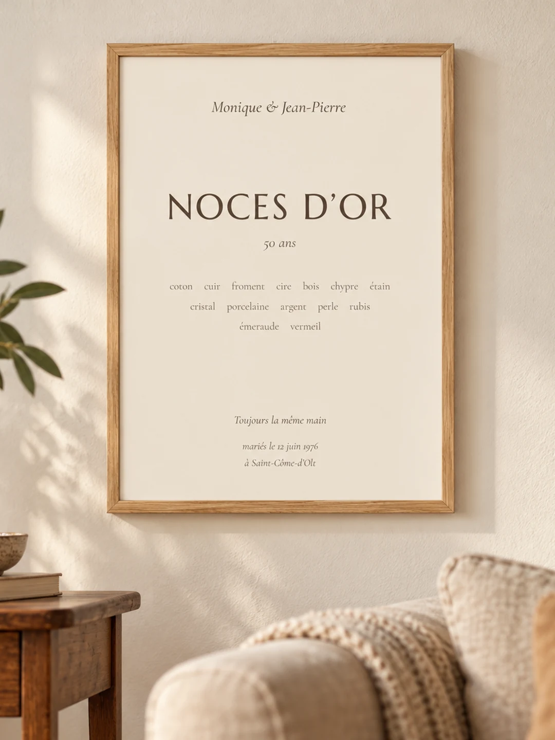 Affiche Noces d’or encadrée en bois clair dans un salon chaleureux