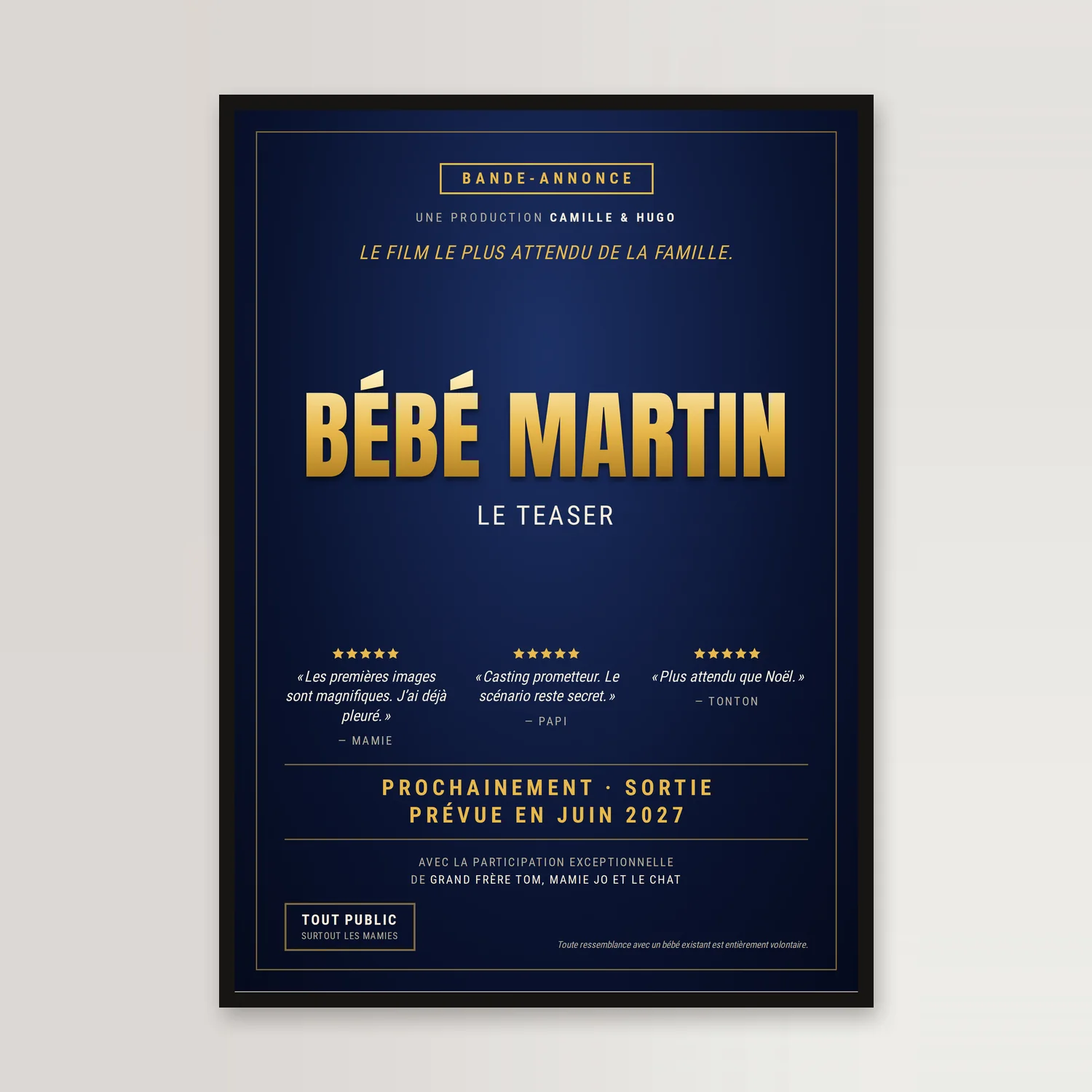 Affiche bleu nuit et or dans un cadre noir, sur un mur clair : étiquette « Bande-annonce », BÉBÉ MARTIN en grandes lettres dorées, « Le teaser », trois critiques à cinq étoiles, « Prochainement · sortie prévue en juin 2027 »