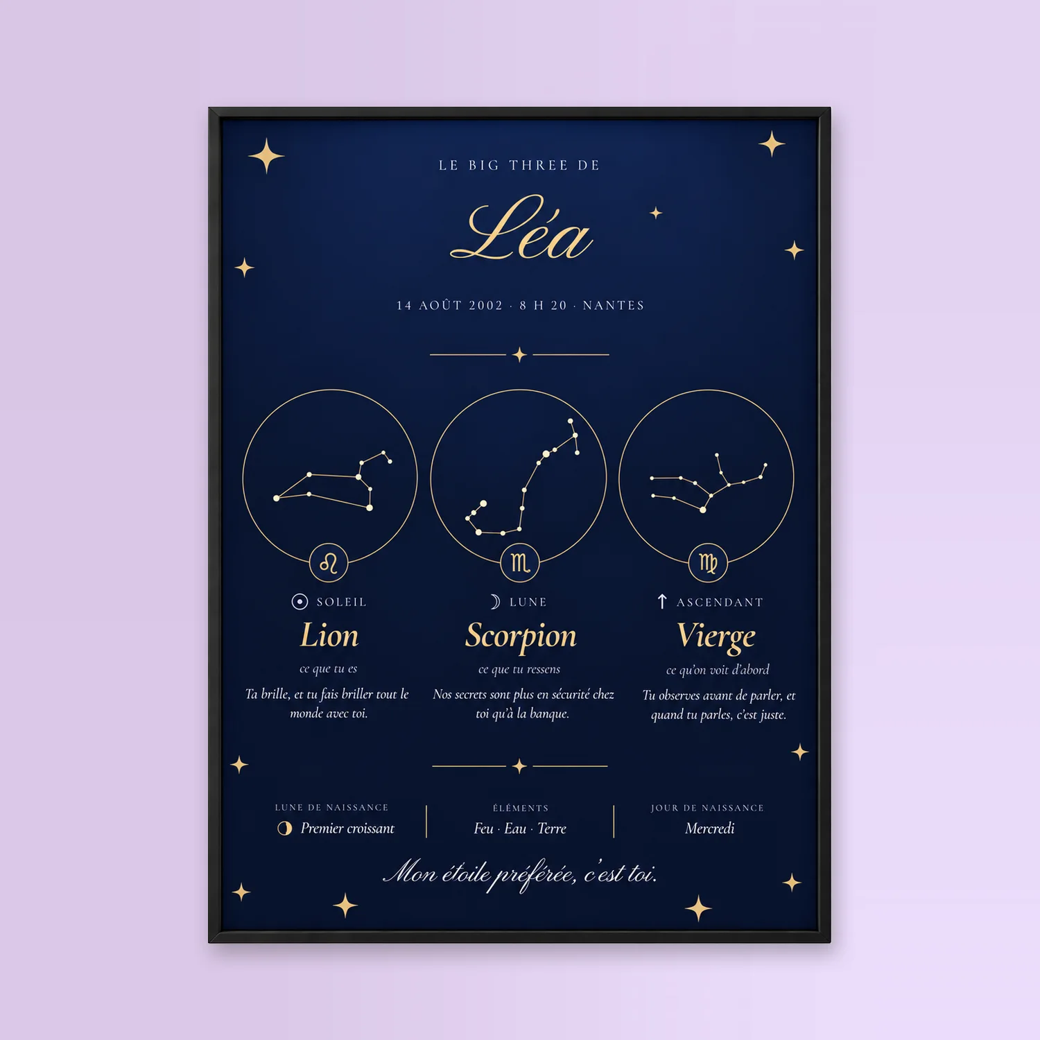Affiche Big Three de Léa, style Cosmique bleu nuit et or, dans un cadre noir sur un mur clair : Lion, Lune en Scorpion, ascendant Vierge