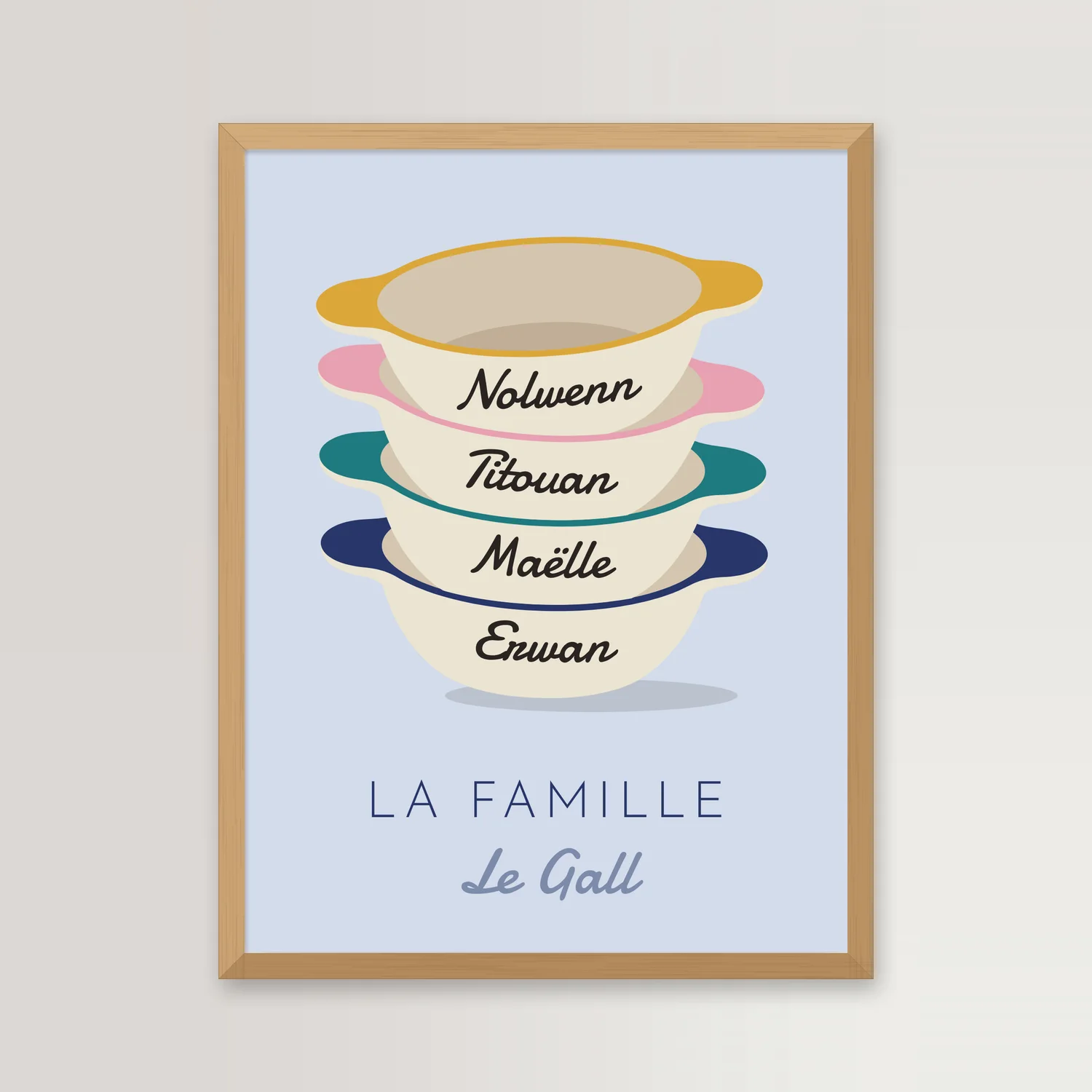Affiche de quatre bols bretons empilés, un prénom peint sur chacun, liserés moutarde, rose, canard et marine, sur fond bleu brume, dans un cadre en bois naturel