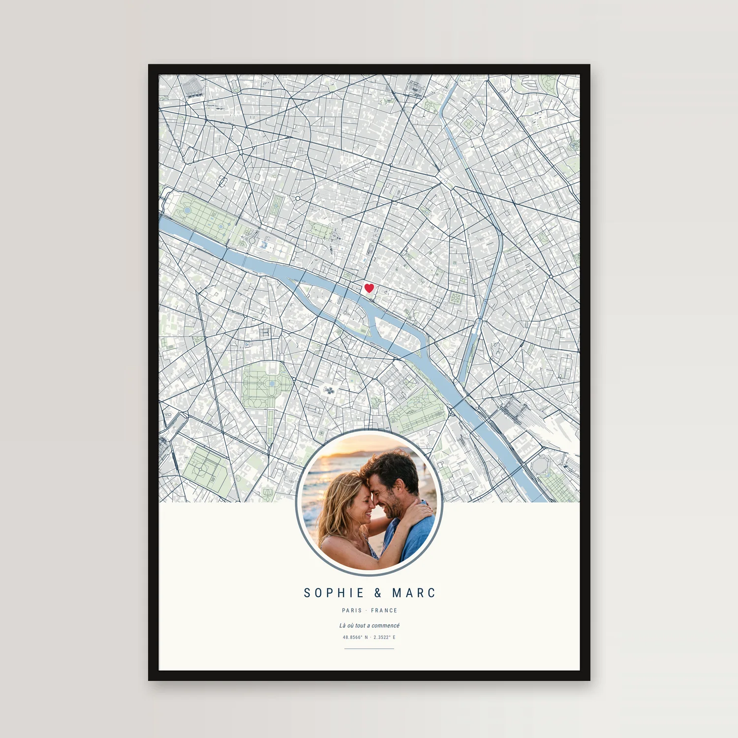 Stadtplan-Poster von Paris mit rundem Foto von Sophie und Marc unten, im schwarzen Rahmen vor heller Wand, in der französischen Fassung gezeigt