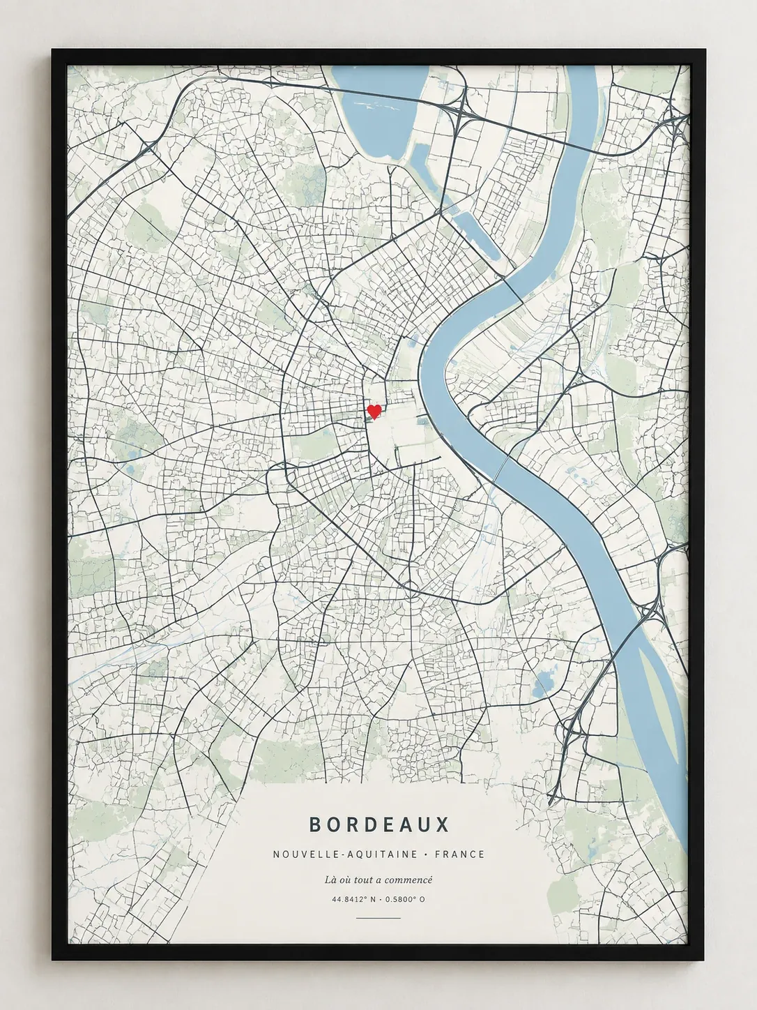Affiche carte de ville de Bordeaux, encadrée de noir et accrochée au mur d’un salon
