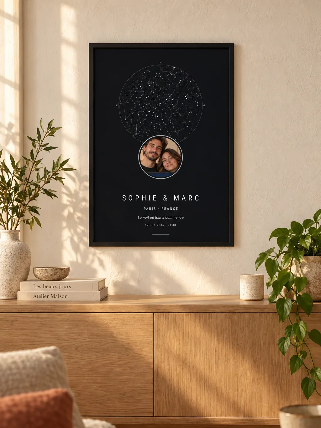 Affiche carte du ciel avec photo de Sophie et Marc dans un cadre noir, accrochée au mur d’un salon au-dessus d’un buffet en bois