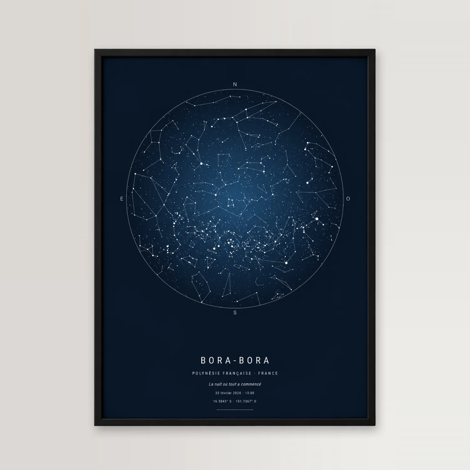 Affiche carte du ciel de Bora-Bora, dans un cadre noir posé contre un mur clair