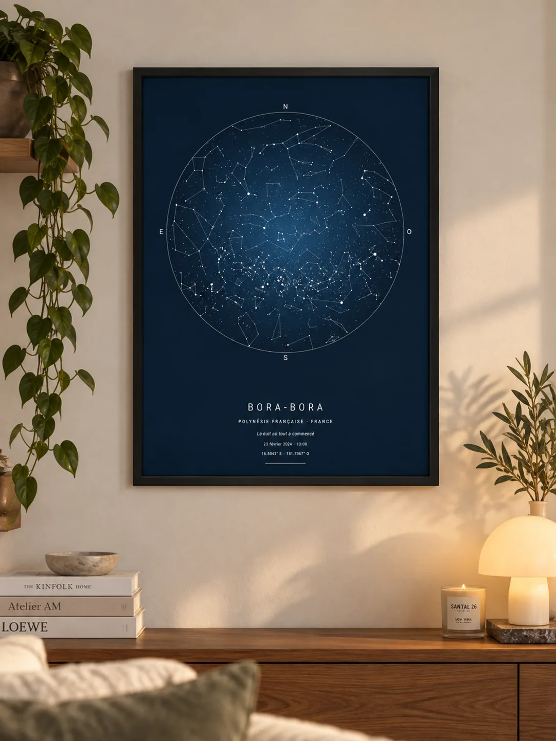 Affiche carte du ciel de Bora-Bora, encadrée de noir et accrochée au mur d’un salon, au-dessus d’un buffet en bois