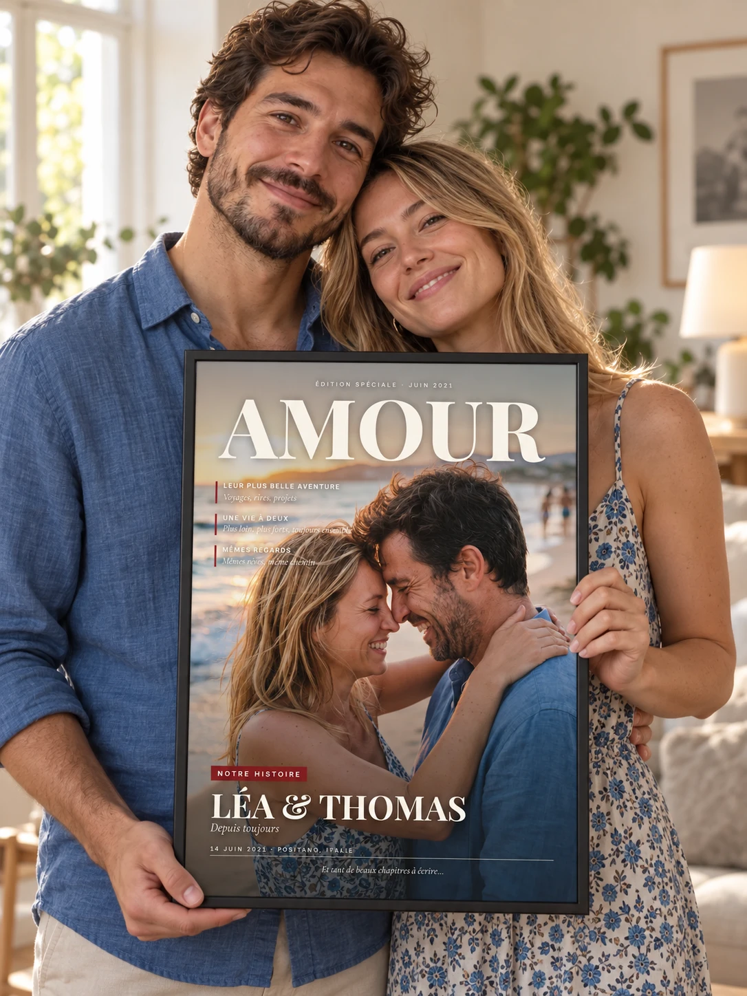 Un couple tient son affiche couverture de magazine personnalisée dans un cadre noir fin, un cadeau pour leur anniversaire