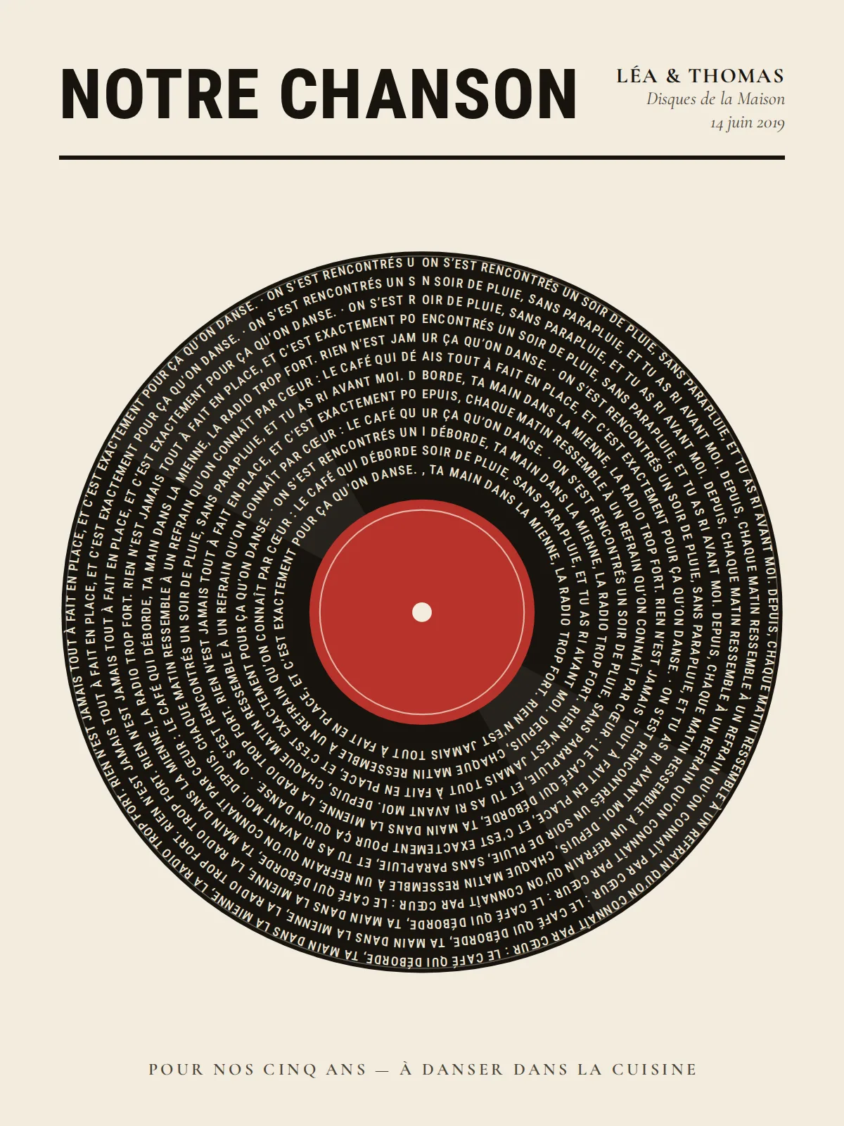 Lámina de disco de vinilo sobre fondo crema: título «Notre chanson», Léa & Thomas, disco negro con surcos de texto marfil y etiqueta roja, una frase al pie (se muestra en la versión francesa)