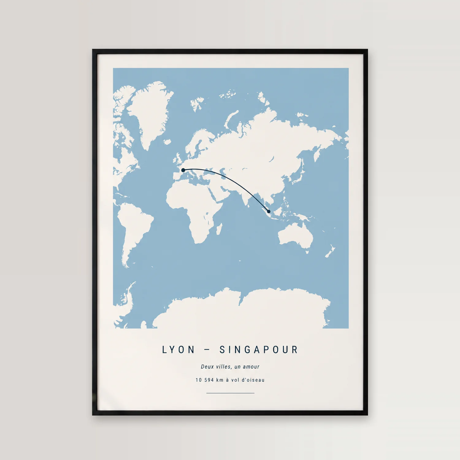 Affiche distance personnalisée Lyon – Singapour, arc reliant les deux villes sur un planisphère, cadre noir contre un mur