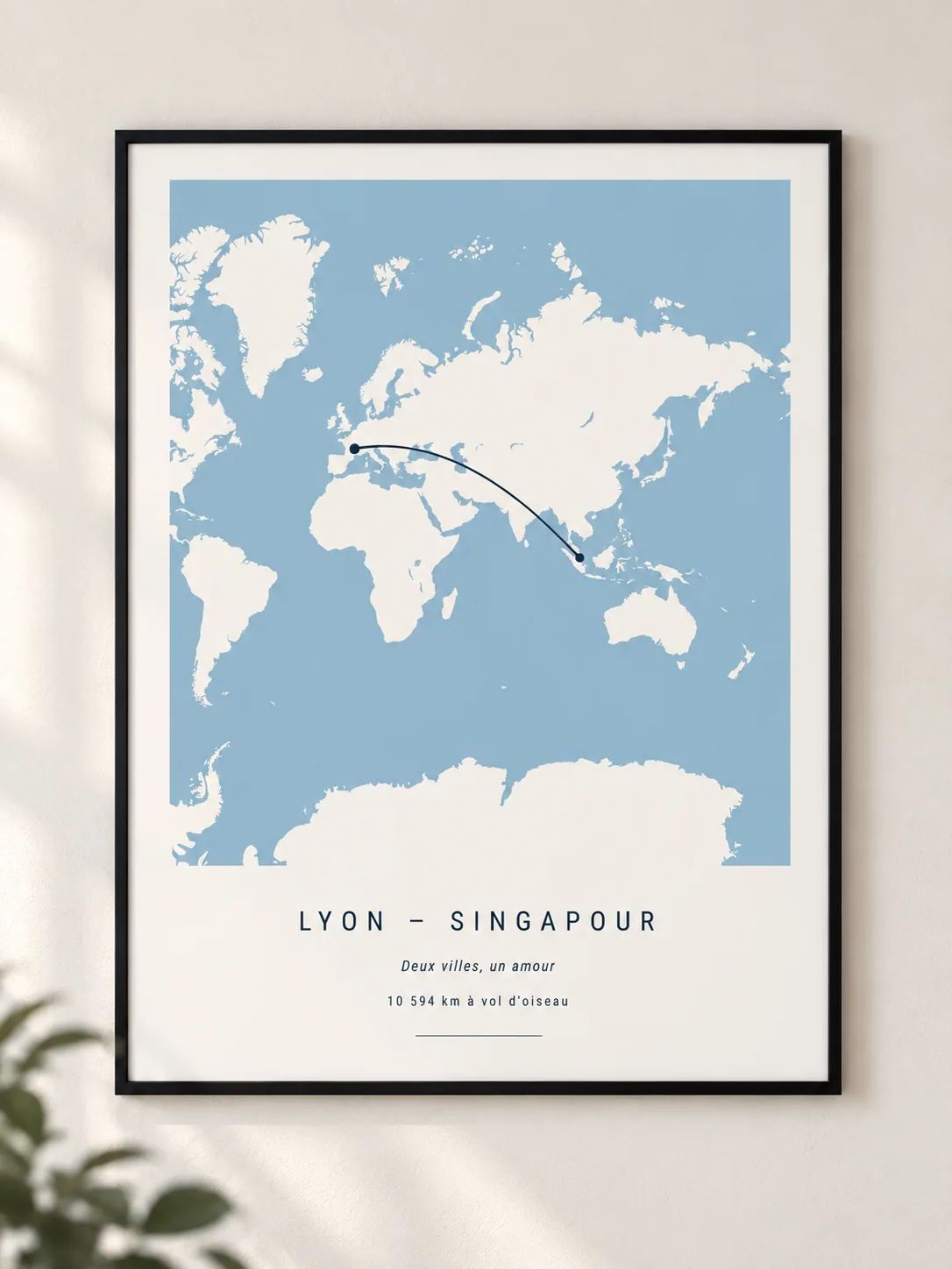 Affiche distance Lyon – Singapour à plat : planisphère, arc entre les deux villes, dédicace et kilométrage, cadre noir