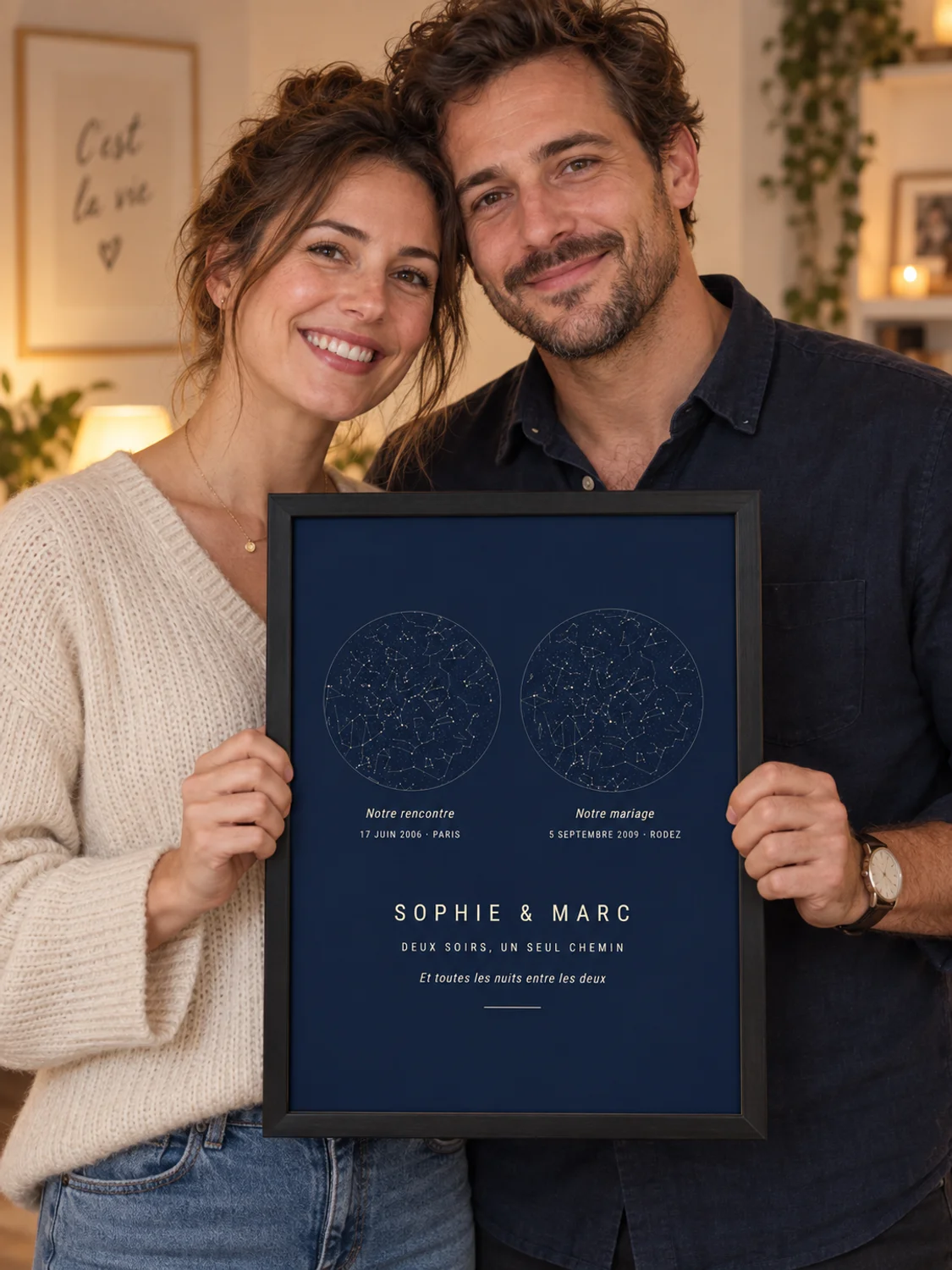 Ein Paar um die 35 hält die Doppel-Sternenkarte von Sophie und Marc im Stil Encre mit schwarzem Rahmen
