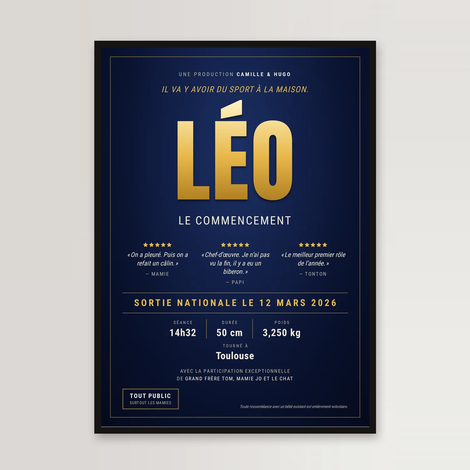 Affiche bleu nuit et or dans un cadre noir, sur un mur clair : LÉO en grandes lettres dorées, « Le commencement », trois critiques à cinq étoiles signées Mamie, Papi et Tonton, « Sortie nationale le 12 mars 2026 »