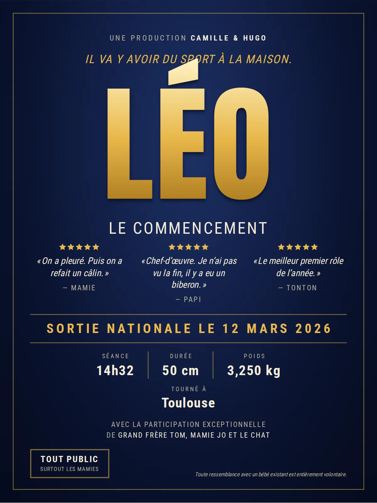 Cartel azul noche y oro: LÉO en grandes letras doradas, «Il va y avoir du sport à la maison.», tres críticas de cinco estrellas firmadas por Mamie, Papi y Tonton, «Sortie nationale le 12 mars 2026», 14:32, 50 cm, 3,250 kg, Toulouse, mostrado en la versión francesa