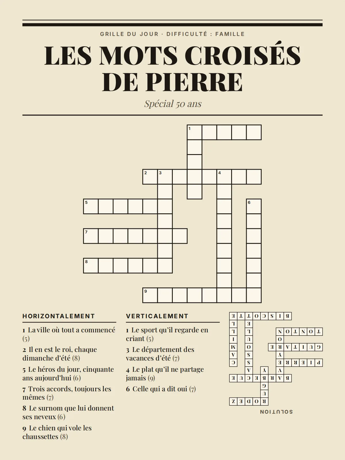 Affiche mots croisés sur papier journal crème : grand titre noir en capitales « Les mots croisés de Pierre », sous-titre « Spécial 50 ans », grille de neuf mots aux cases blanches vides et numérotées, deux colonnes de définitions « Horizontalement » et « Verticalement », et la solution imprimée à l’envers en bas à droite