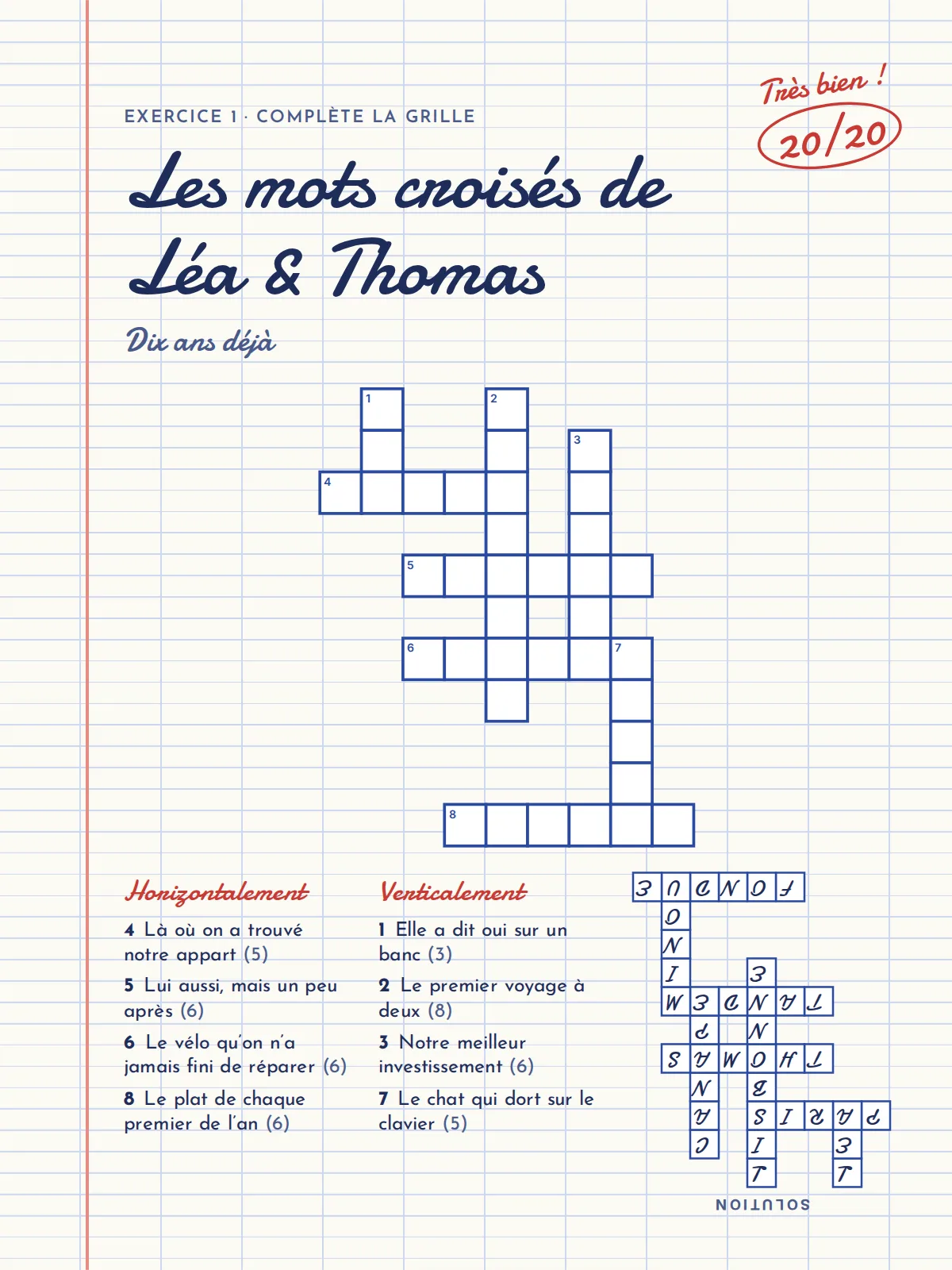 Affiche mots croisés sur une feuille de cahier quadrillée à marge rouge : titre manuscrit bleu nuit « Les mots croisés de Léa & Thomas », note de la maîtresse « Très bien ! 20/20 » en rouge, grille de huit mots aux cases vides tracées au stylo bleu, définitions dessous et solution à l’envers en bas à droite