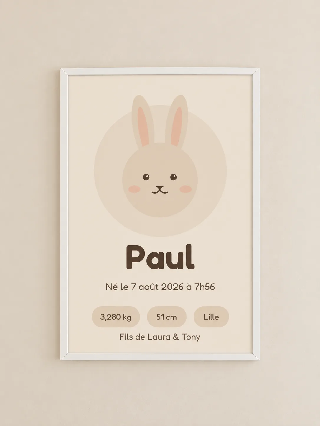 Affiche de naissance animal à plat : lapin dessiné, prénom, date, heure, poids, taille et ville, cadre blanc
