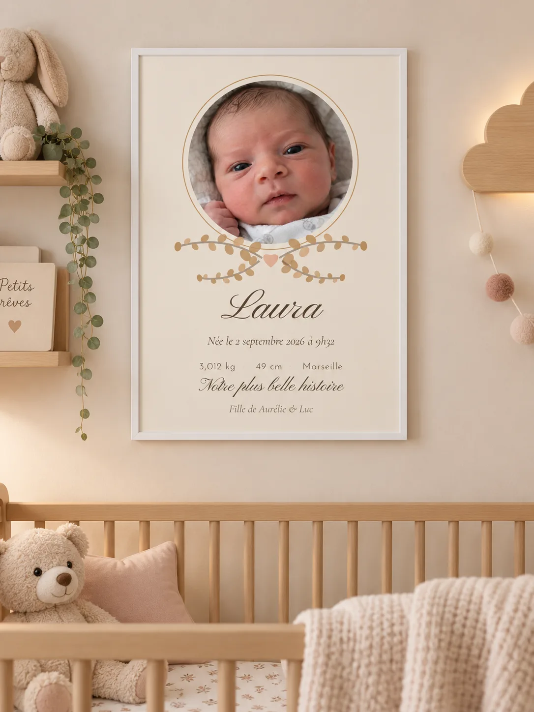 Affiche de naissance avec photo encadrée de blanc au mur d’une chambre de bébé, au-dessus d’un lit à barreaux