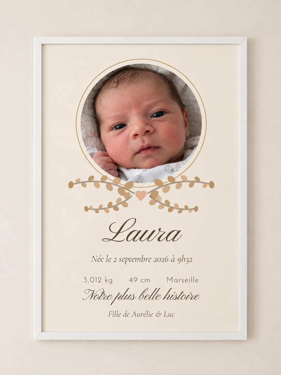 Affiche de naissance avec photo à plat : médaillon photo, feuillage, prénom calligraphié, date, poids, taille et ville