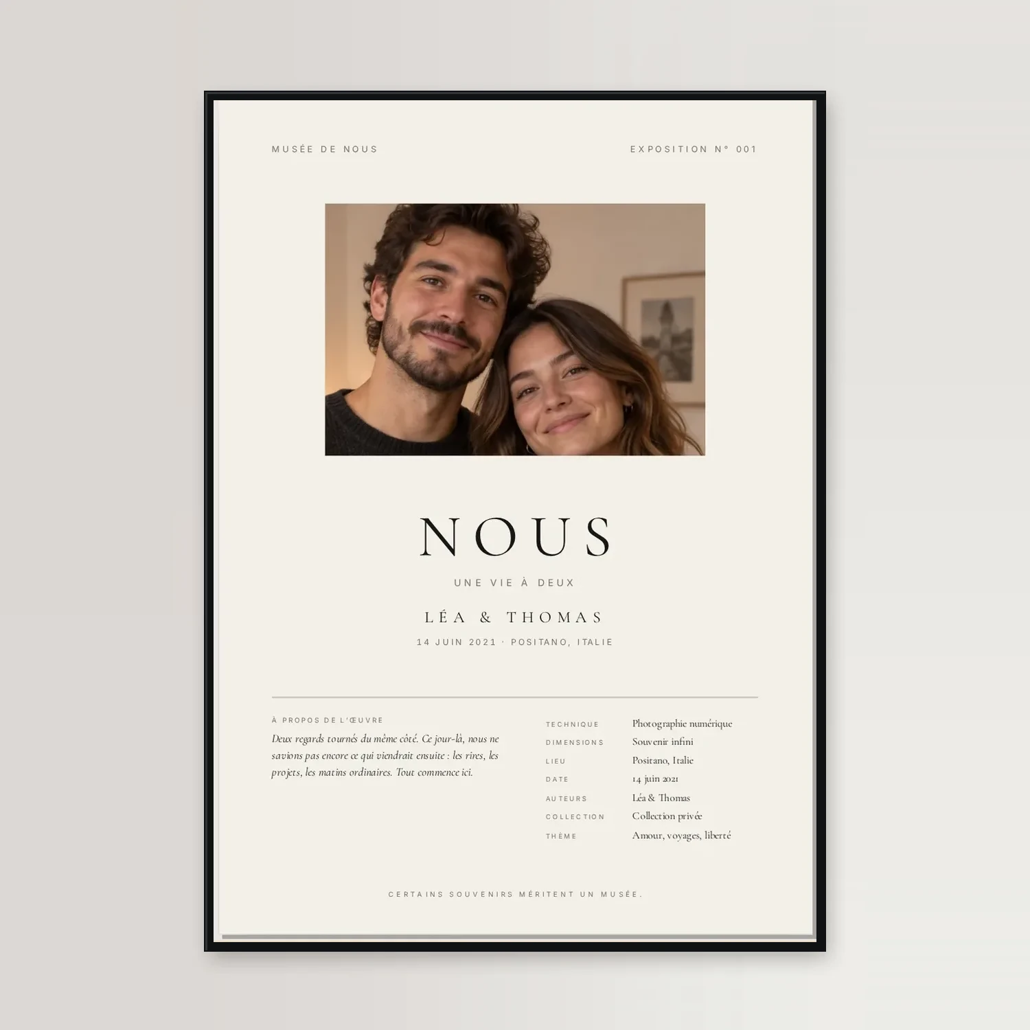 Affiche crème dans un cadre noir fin : photo couleur de Léa et Thomas joue contre joue, titre « Nous », cartel de musée en bas