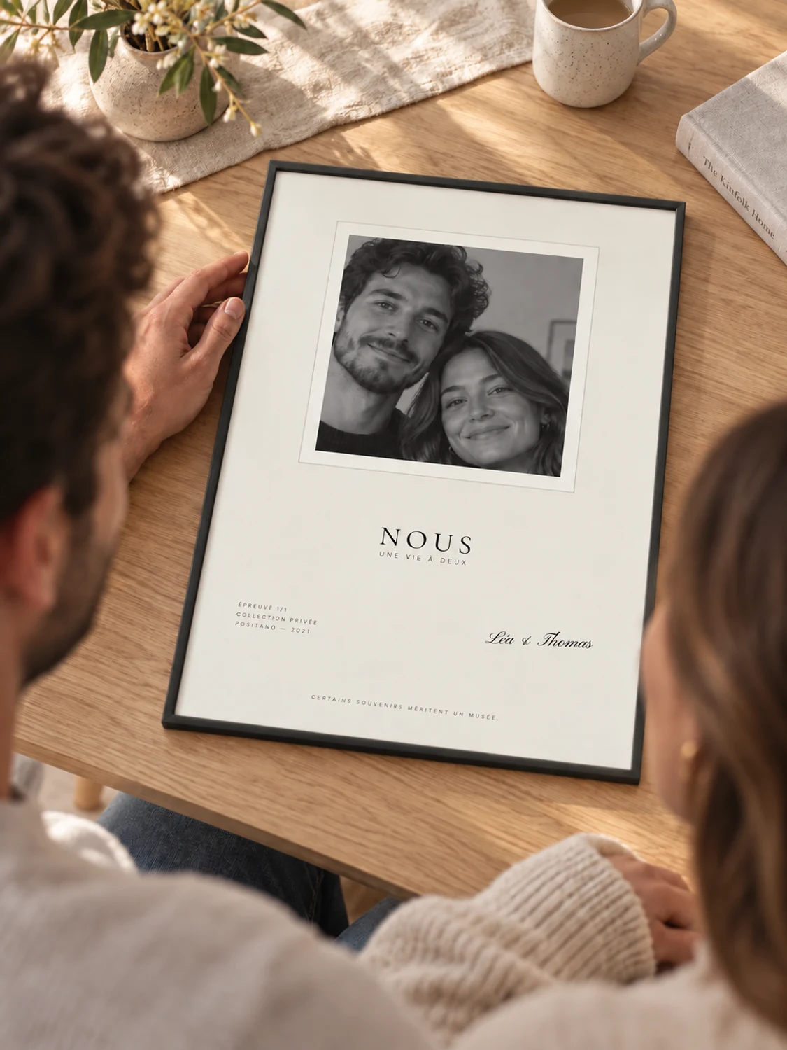 Schwarz-Weiß-Poster Musée de Nous, Kollektion Édition limitée, flach im schmalen Rahmen aus hellem Holz