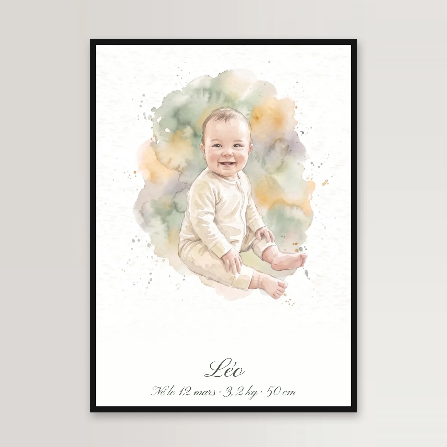 Affiche encadrée de noir au mur : un bébé assis en grenouillère crème, peint à l’aquarelle sur un nuage vert sauge et ocre, le prénom, Léo, en écriture manuscrite dessous, avec la date de naissance, le poids et la taille