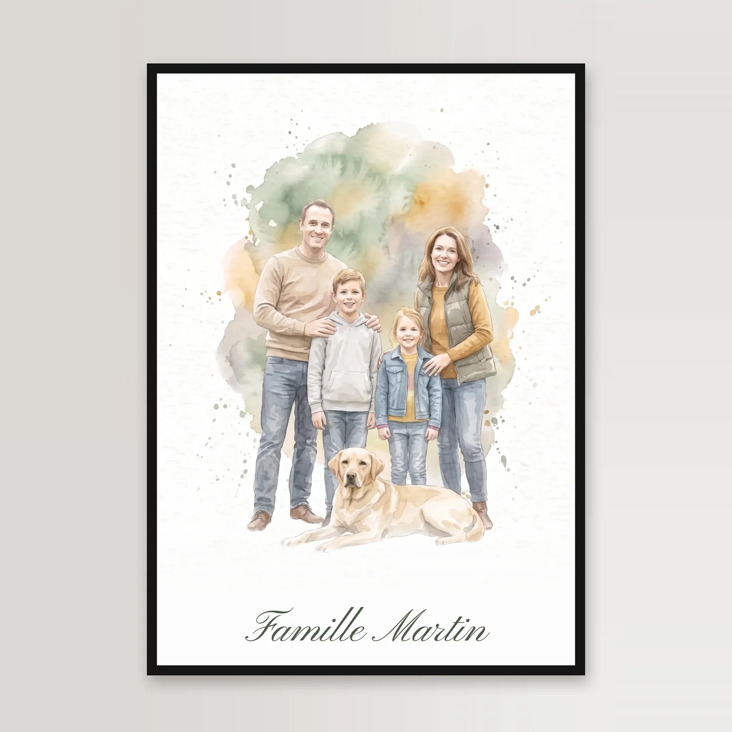 Affiche encadrée de noir au mur : une famille de quatre personnes avec son labrador couché, peints à l’aquarelle sur un nuage vert sauge et ocre, le nom, Famille Martin, écrit en écriture manuscrite dessous
