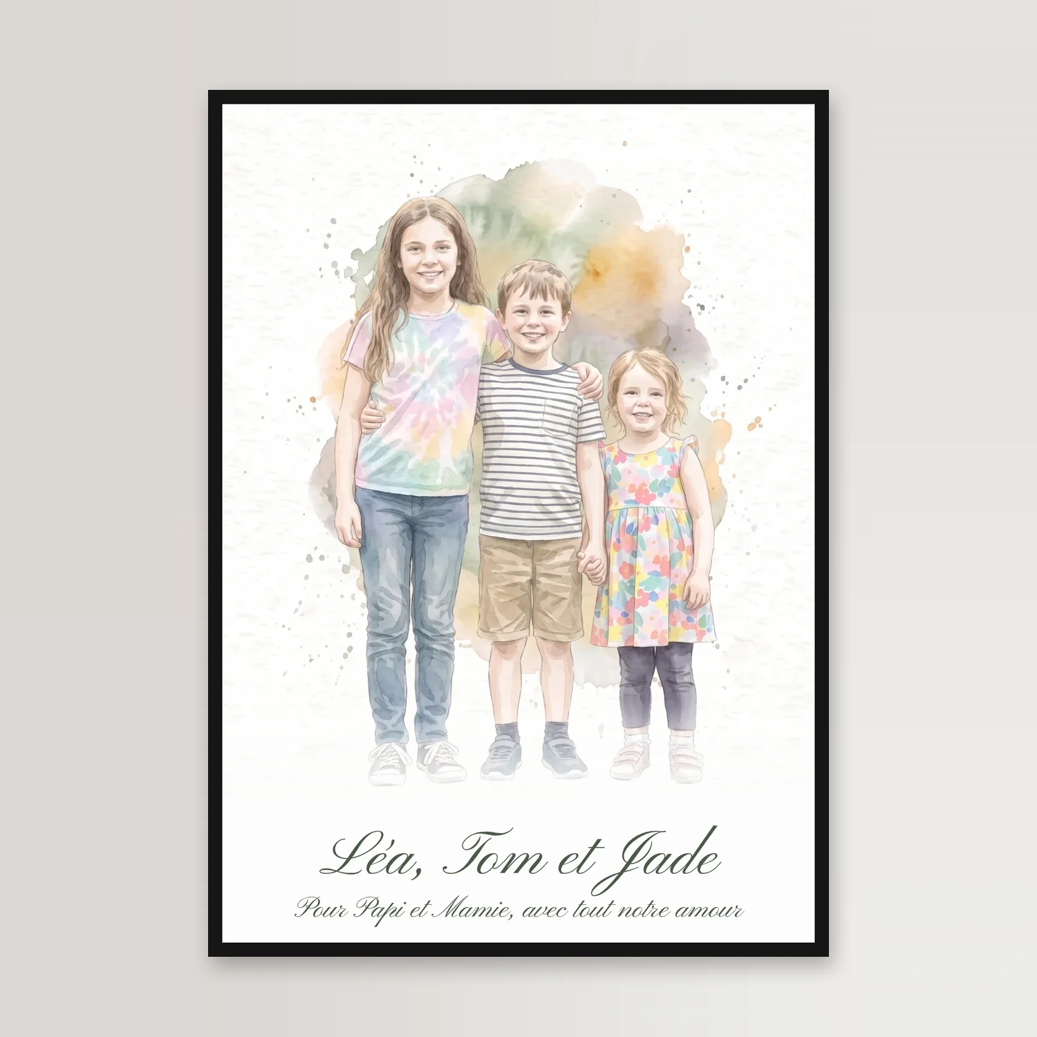 Affiche encadrée de noir au mur : trois enfants debout côte à côte, peints à l’aquarelle sur un nuage vert sauge et ocre, les prénoms Léa, Tom et Jade en écriture manuscrite dessous, avec une dédicace aux grands-parents