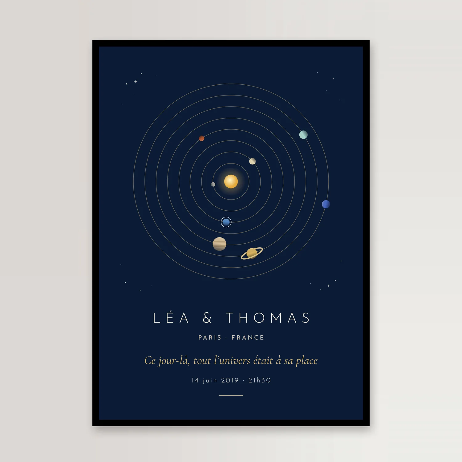 Affiche bleu nuit dans un cadre noir : le Soleil doré, huit orbites fines et les huit planètes, LÉA & THOMAS, Paris · France, 14 juin 2019 · 21h30