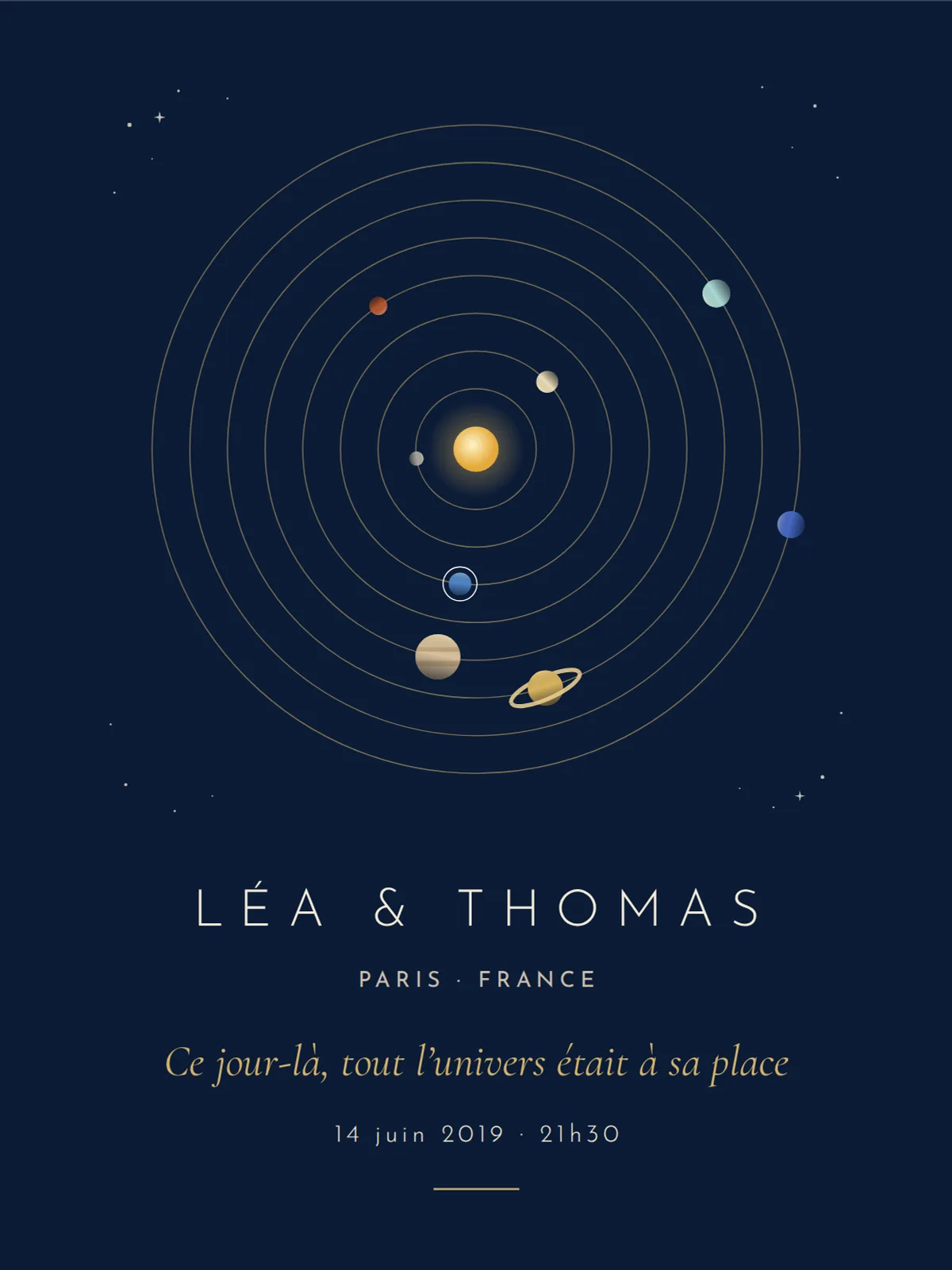 Midnight-blue print: the solar system from above, gold orbits, Saturn and its ring at the bottom, the Earth circled in white below the Sun; underneath LÉA & THOMAS, Paris · France and 14 June 2019 · 21:30, shown in the French version