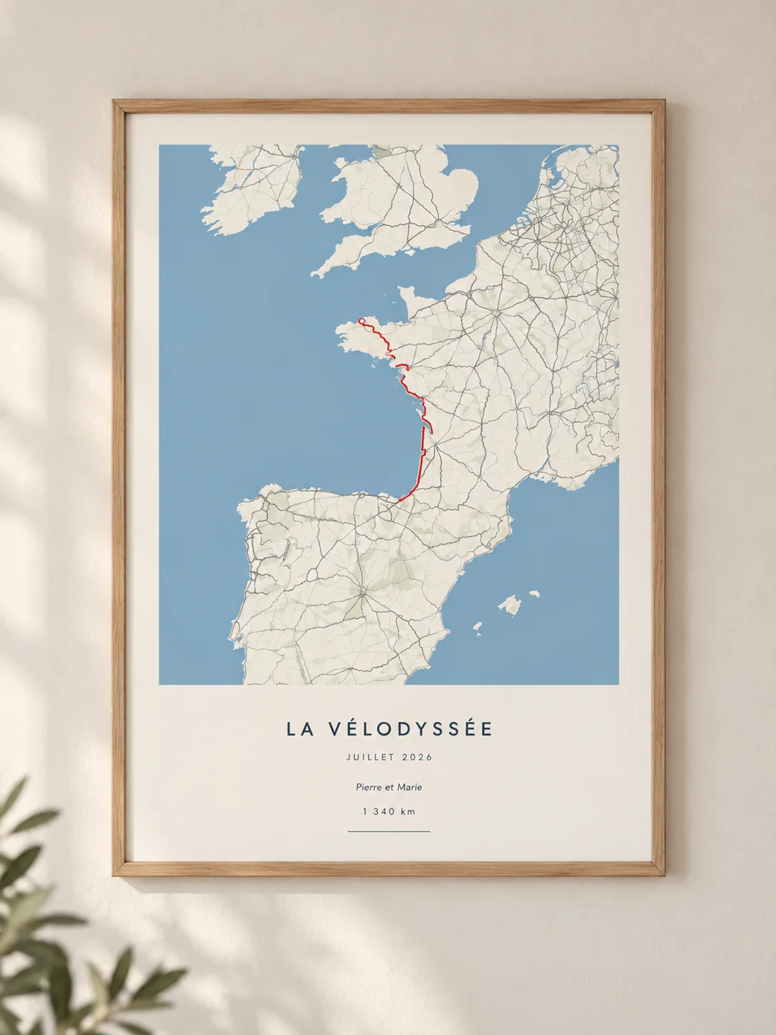 Affiche trajet de La Vélodyssée à plat : carte, tracé rouge, titre, date et kilométrage, cadre en bois clair