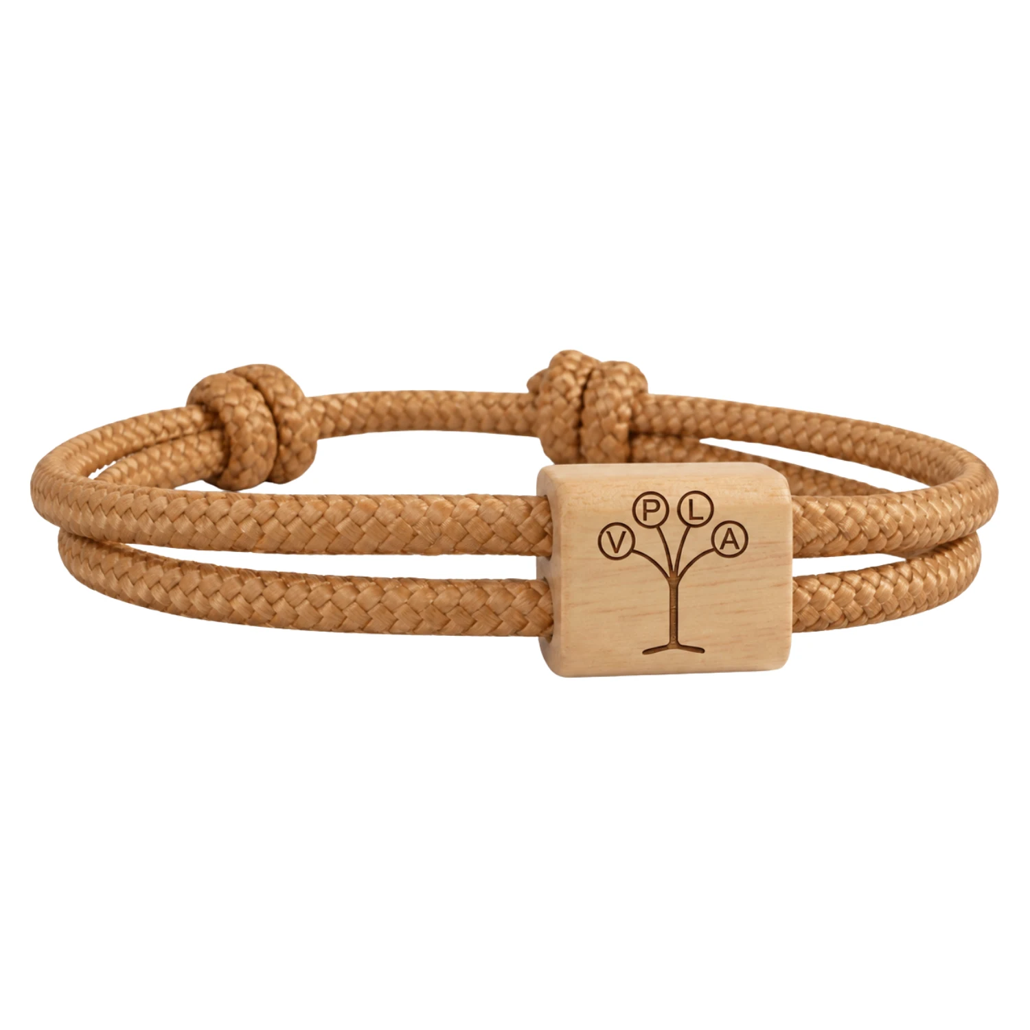 Le même bracelet Arbre de famille sur cordon caramel : la plaque en bois de cerisier porte l’arbre gravé et les quatre initiales, une par branche.