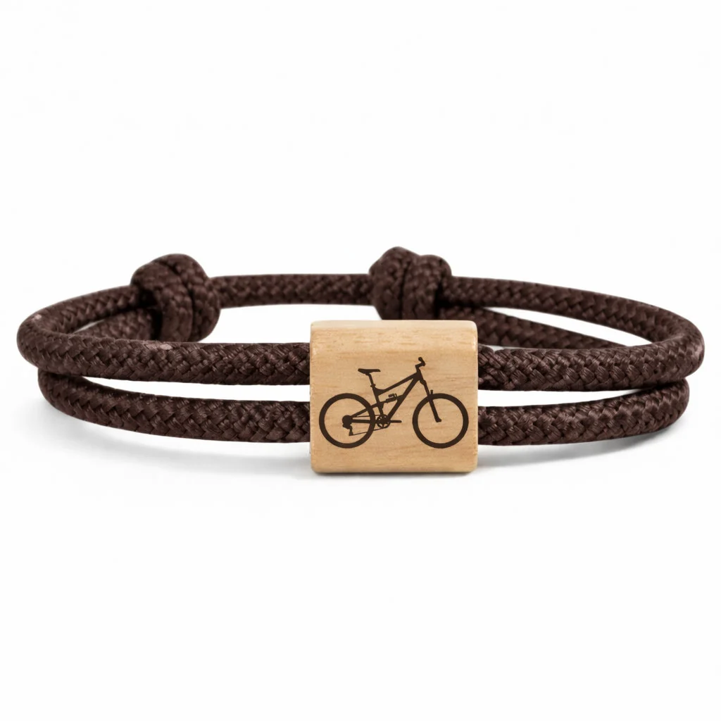 Silhouette de VTT gravée sur un passant en bois, cordon marron foncé