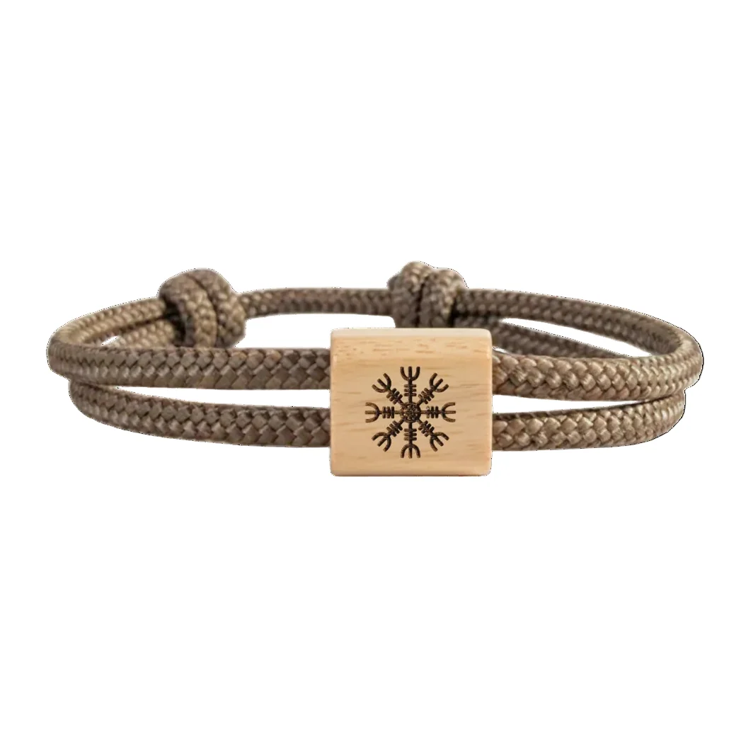 Bracelet cordon beige et médaillon en bois gravé du heaume Ægishjálmur