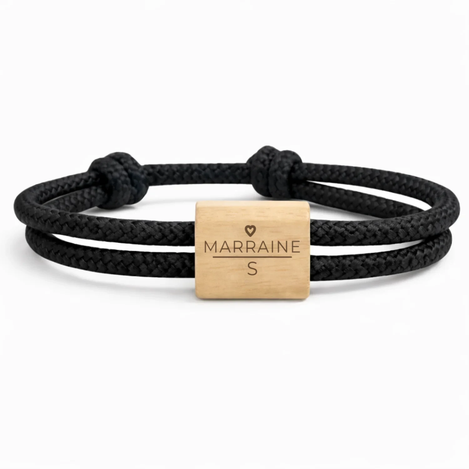 Photographie du bracelet PAPA, MAMAN, PAPI…, cordon noir : cordon marin double à nœuds coulissants et une plaque en bois de cerisier, gravée du mot PAPA et des initiales des enfants.