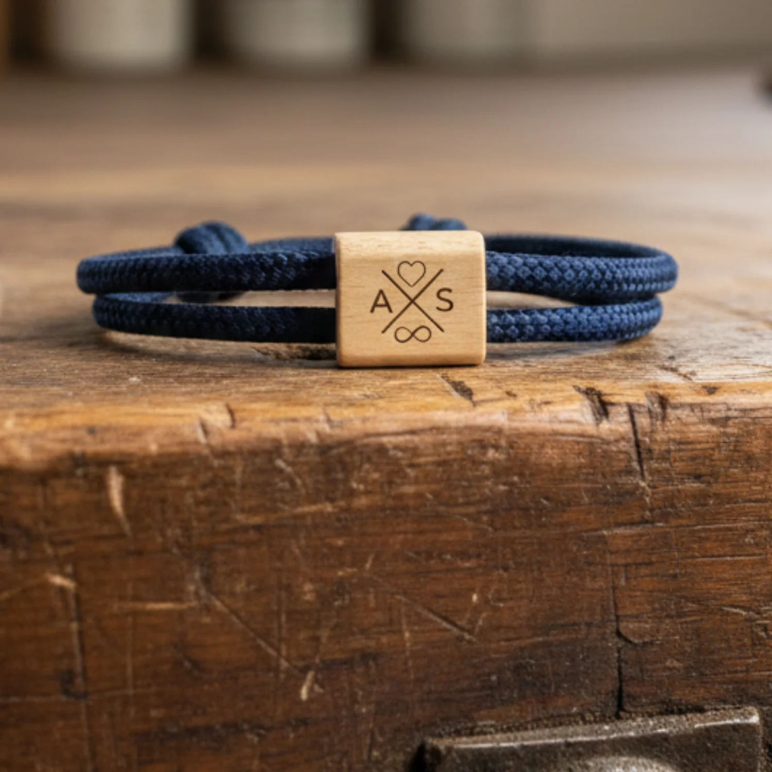 Bracelet gravé porté au poignet
