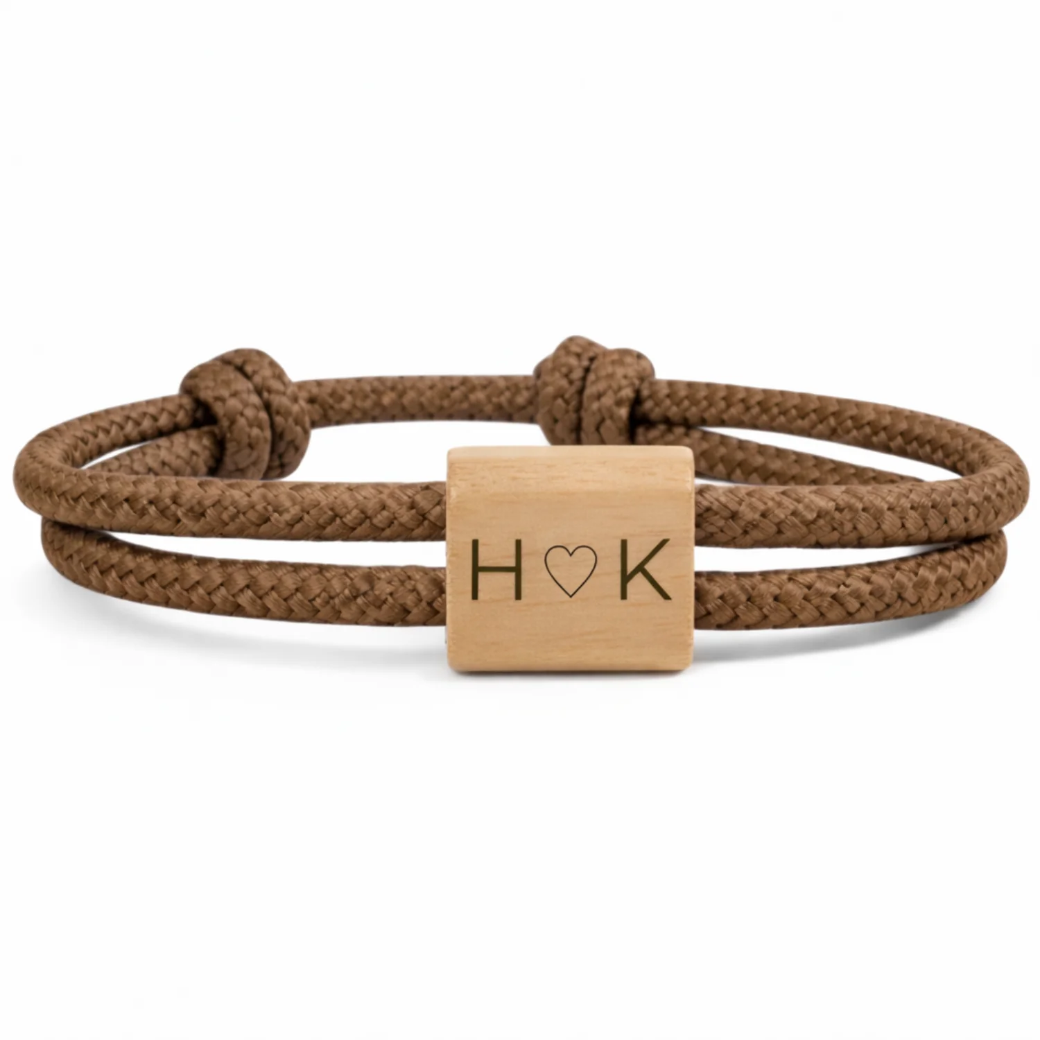 Initiales H et K séparées d'un cœur, cordon marron