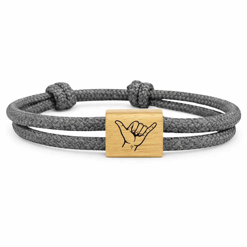 Main en shaka gravée sur un passant en bois, cordon gris anthracite